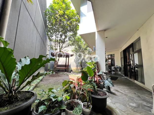 Ready to Use! Premium House LT 388m2 Desain Elegan di Buah Batu Ready to Use! Premium House LT 388m2 Desain Elegan di Buah Batu
