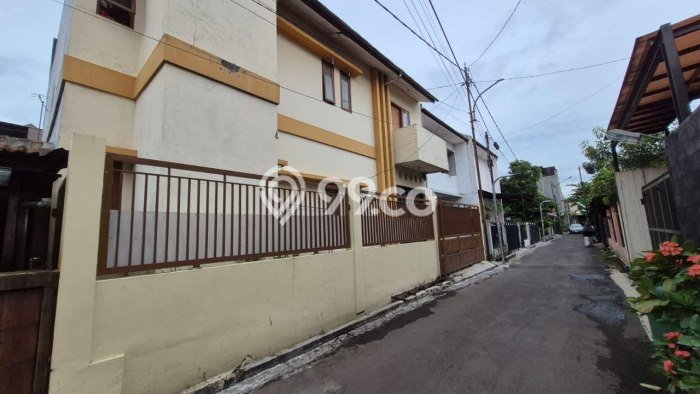 Unit Kost Dijual di Kawasan Lengkong Bandung dengan 13 KT Unit Kost Dijual di Kawasan Lengkong Bandung dengan 13 KT