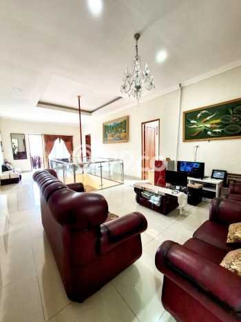 Ready to Use! Luxury House LT 255m2 Desain Elegan di Bintaro Ready to Use! Luxury House LT 255m2 Desain Elegan di Bintaro
