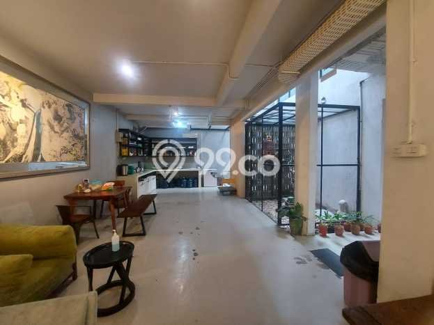 Lokasi Strategis! Dijual Kantor Bisnis di Kebayoran Baru, Jakarta Selatan Kondisi Baik Lokasi Strategis! Dijual Kantor Bisnis di Kebayoran Baru, Jakarta Selatan Kondisi Baik