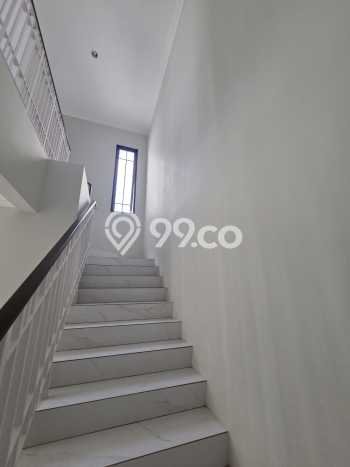 Disewakan! Rumah 5 Kamar Tidur &
4 Kamar Mandi di Summarecon Crown Gading, Bekasi Disewakan! Rumah 5 Kamar Tidur &
4 Kamar Mandi di Summarecon Crown Gading, Bekasi