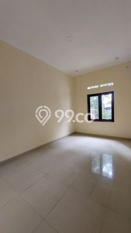 Rumah Strategis di , 4 KT, Lingkungan Nyaman, LT 114m2m² LB 170m2m² Rumah Strategis di , 4 KT, Lingkungan Nyaman, LT 114m2m² LB 170m2m²