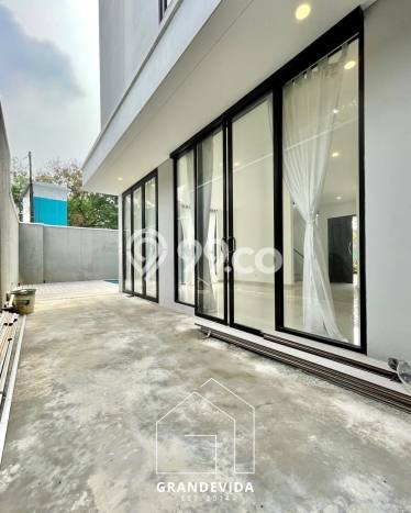 Rumah Elit LB 245m2 Siap Huni Desain Elegan di Kemang, Jakarta Selatan Rumah Elit LB 245m2 Siap Huni Desain Elegan di Kemang, Jakarta Selatan
