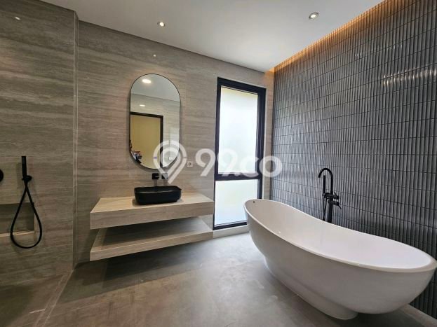 Rumah di BSD Eminent, Tangerang, Luas 234m² LB 380m² Rumah di BSD Eminent, Tangerang, Luas 234m² LB 380m²