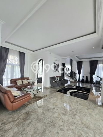Rumah Strategis , Tangerang Selatan, Luas 310m2m² LB 365m2m² Rumah Strategis , Tangerang Selatan, Luas 310m2m² LB 365m2m²
