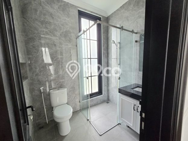 Rumah Strategis , Tangerang Selatan, Luas 310m2m² LB 365m2m² Rumah Strategis , Tangerang Selatan, Luas 310m2m² LB 365m2m²