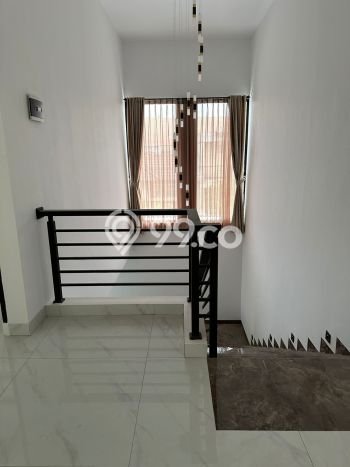For Sale! Luxury House LT 153m2 Desain Elegan di Taman Kopo Indah For Sale! Luxury House LT 153m2 Desain Elegan di Taman Kopo Indah