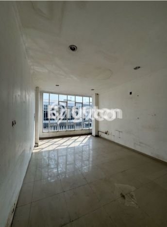 Unit Ruko Disewa Lokasi Serengan, Surakarta Spesifikasi Luas Bangunan 180m2 Unit Ruko Disewa Lokasi Serengan, Surakarta Spesifikasi Luas Bangunan 180m2