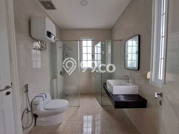 RARE UNIT! Rumah di , 3 KM, View Kota, Luas 250m2m² Bangunan 300m2m² RARE UNIT! Rumah di , 3 KM, View Kota, Luas 250m2m² Bangunan 300m2m²