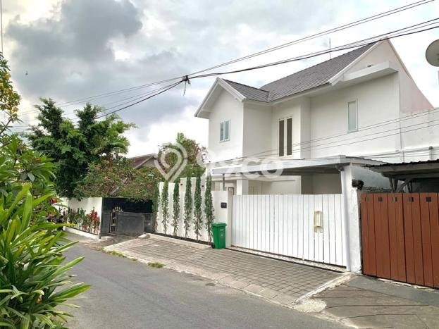 Hunian Elit LB 200m2 Siap Pakai Desain Elegan di Kerobokan, Badung Hunian Elit LB 200m2 Siap Pakai Desain Elegan di Kerobokan, Badung