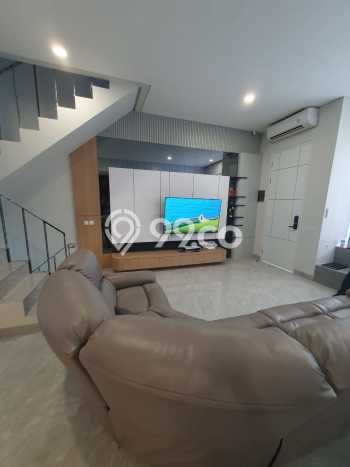 Rumah Mewah LB 165m2 Siap Pakai Desain Elegan di BSD City, Tangerang Rumah Mewah LB 165m2 Siap Pakai Desain Elegan di BSD City, Tangerang