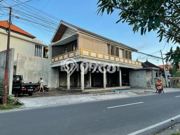 LOKASI BISNIS! Ruko Disewakan Kawasan Pererenan, Luas 105m², Area Utama LOKASI BISNIS! Ruko Disewakan Kawasan Pererenan, Luas 105m², Area Utama