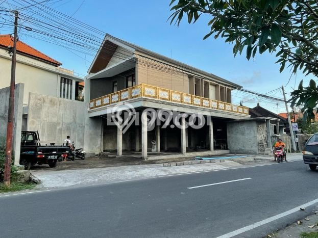 LOKASI BISNIS! Ruko Disewakan Kawasan Pererenan, Luas 105m², Area Utama LOKASI BISNIS! Ruko Disewakan Kawasan Pererenan, Luas 105m², Area Utama
