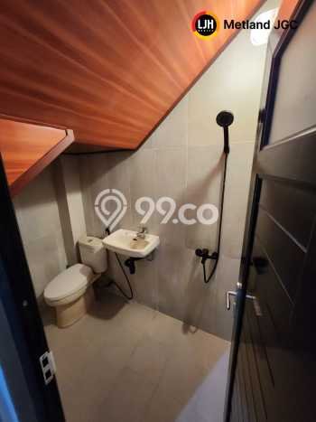Rumah Mewah LB 400m2 Siap Huni Desain Elegan di Pondok Bambu, Jakarta Timur Rumah Mewah LB 400m2 Siap Huni Desain Elegan di Pondok Bambu, Jakarta Timur