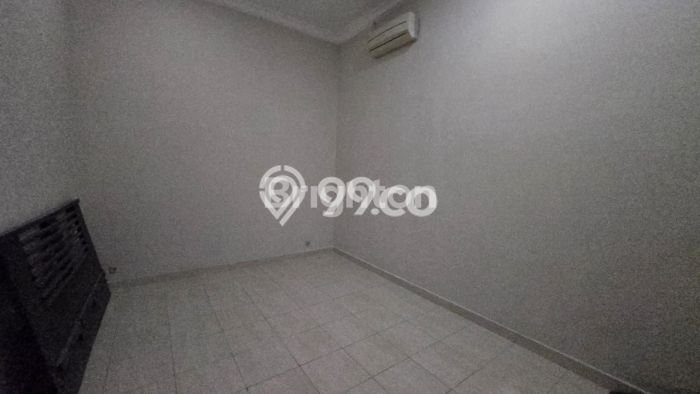 Dijual Hunian Rumah Terawat 6 Kamar di Citraland, Surabaya Dijual Hunian Rumah Terawat 6 Kamar di Citraland, Surabaya