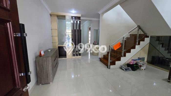 Dijual Hunian Rumah Terawat 6 Kamar di Citraland, Surabaya Dijual Hunian Rumah Terawat 6 Kamar di Citraland, Surabaya