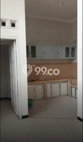 Lokasi strategis! Rumah siap huni disewakan di Semarang Tengah LB 340m2 Lokasi strategis! Rumah siap huni disewakan di Semarang Tengah LB 340m2