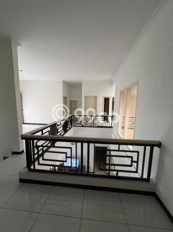 Rumah Elit LB 324m2 Siap Pakai Desain Elegan di Sambiroto, Semarang Rumah Elit LB 324m2 Siap Pakai Desain Elegan di Sambiroto, Semarang