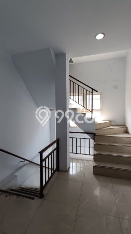 AREA TERBAIK! Ruko di , Luas 550m2m², Keramaian Terjamin AREA TERBAIK! Ruko di , Luas 550m2m², Keramaian Terjamin