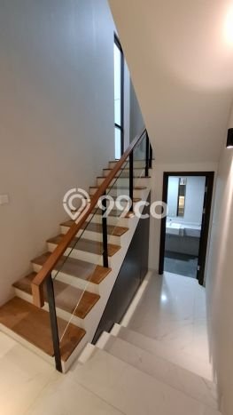 Rumah Elit Modern Siap Huni di Pantai Mutiara Jakarta Utara Rumah Elit Modern Siap Huni di Pantai Mutiara Jakarta Utara