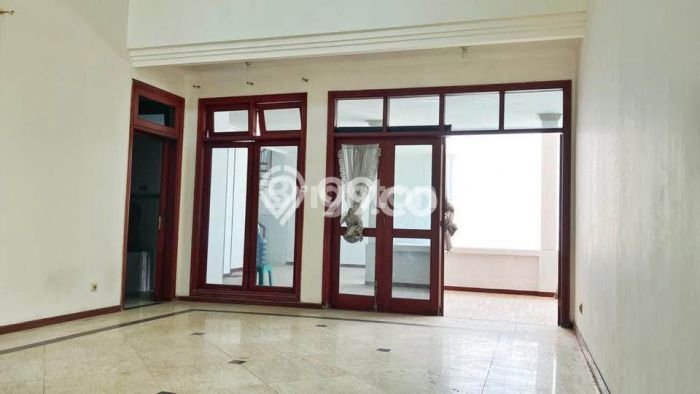 Rumah Elit Modern Tanpa Renovasi di Mayjen Sungkono Surabaya Rumah Elit Modern Tanpa Renovasi di Mayjen Sungkono Surabaya