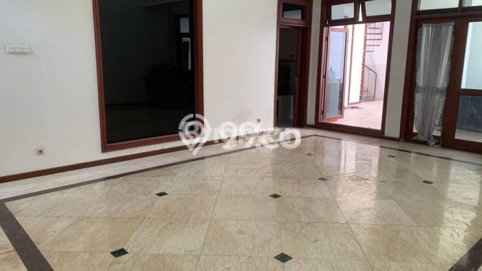 Rumah Elit Modern Tanpa Renovasi di Mayjen Sungkono Surabaya Rumah Elit Modern Tanpa Renovasi di Mayjen Sungkono Surabaya