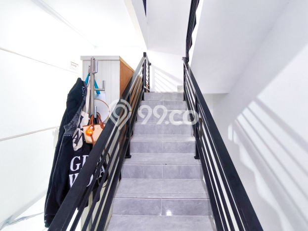 Rumah Mewah LB 193m2 Siap Pakai Desain Elegan di Tomang, Jakarta Barat Rumah Mewah LB 193m2 Siap Pakai Desain Elegan di Tomang, Jakarta Barat