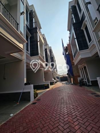 For Sale Rumah 4 Kamar Lokasi Ideal Bagus dan Strategis di Jagakarsa For Sale Rumah 4 Kamar Lokasi Ideal Bagus dan Strategis di Jagakarsa