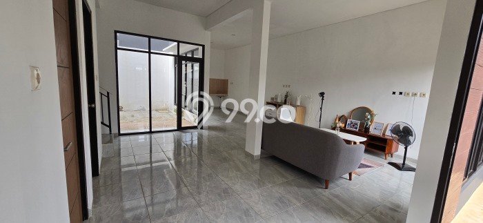 Rumah Luas Asri 4 KT Siap Pakai di BSD Tangerang Rumah Luas Asri 4 KT Siap Pakai di BSD Tangerang