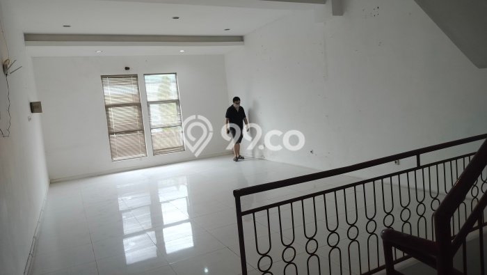 LOKASI POTENSIAL! Ruko For Rent di Mulyorejo, Luas 200m2m², Ready Usaha LOKASI POTENSIAL! Ruko For Rent di Mulyorejo, Luas 200m2m², Ready Usaha
