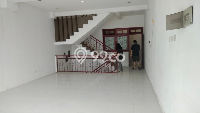 LOKASI POTENSIAL! Ruko For Rent di Mulyorejo, Luas 200m2m², Ready Usaha LOKASI POTENSIAL! Ruko For Rent di Mulyorejo, Luas 200m2m², Ready Usaha