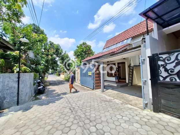 Rumah 3 Kamar Dekat Pusat Perbelanjaan di , Sleman Rumah 3 Kamar Dekat Pusat Perbelanjaan di , Sleman