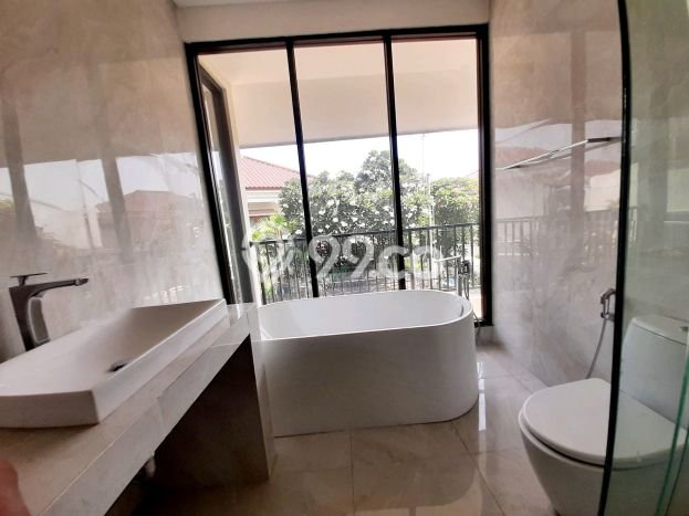 Ready to Use! Luxury House LT 200m2 Desain Modern di Kemang Ready to Use! Luxury House LT 200m2 Desain Modern di Kemang