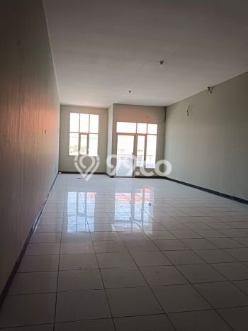 PRIME LOCATION! Ruko di Semarang Barat, Luas 200m2m², Area Ramai, Ready Pakai PRIME LOCATION! Ruko di Semarang Barat, Luas 200m2m², Area Ramai, Ready Pakai