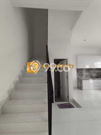 Rumah Elit Modern Tanpa Renovasi di Meruya Jakarta Barat Rumah Elit Modern Tanpa Renovasi di Meruya Jakarta Barat