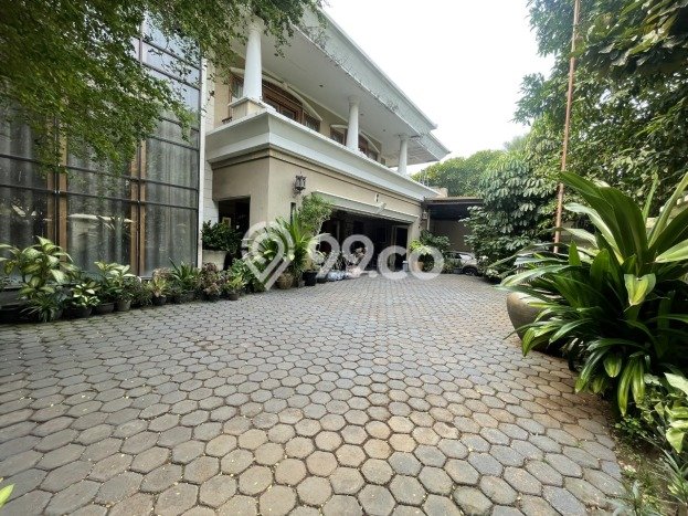 Rumah Asri dengan Luas Tanah 1380m² di Lokasi Kebayoran Lama, Jakarta Selatan Rumah Asri dengan Luas Tanah 1380m² di Lokasi Kebayoran Lama, Jakarta Selatan