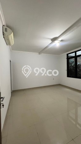 Rumah Berkualitas LT 700m² / LB 550m² di Lokasi Strategis Kebayoran Lama, Jakarta Selatan Rumah Berkualitas LT 700m² / LB 550m² di Lokasi Strategis Kebayoran Lama, Jakarta Selatan