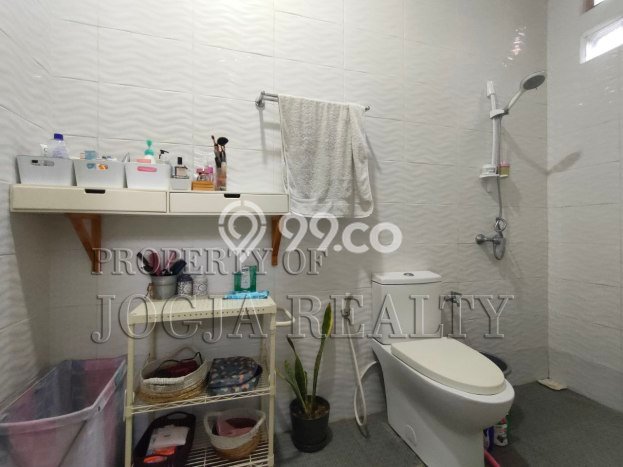 Bisa KPR! Rumah Strategis area Ngaglik, LT 254m2m² Bangunan 200m2m² Bisa KPR! Rumah Strategis area Ngaglik, LT 254m2m² Bangunan 200m2m²