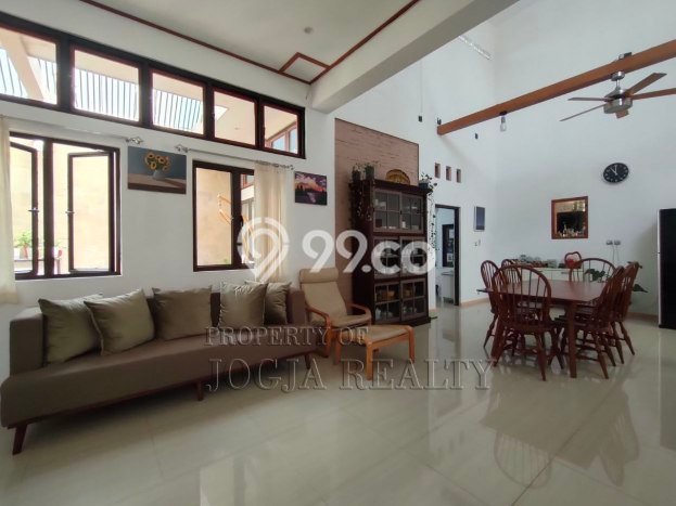 Bisa KPR! Rumah Strategis area Ngaglik, LT 254m2m² Bangunan 200m2m² Bisa KPR! Rumah Strategis area Ngaglik, LT 254m2m² Bangunan 200m2m²