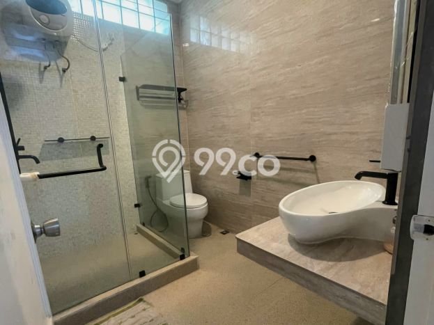 Hunian Mewah LB 450m2 Siap Pakai Desain Elegan di Rawamangun, Jakarta Timur Hunian Mewah LB 450m2 Siap Pakai Desain Elegan di Rawamangun, Jakarta Timur