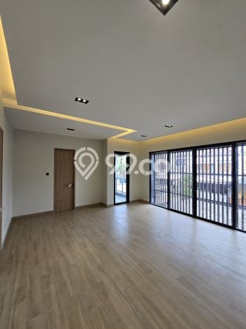 Rumah Mewah Siap Huni LT 192m2 di Duren Sawit, Jakarta Timur Rumah Mewah Siap Huni LT 192m2 di Duren Sawit, Jakarta Timur