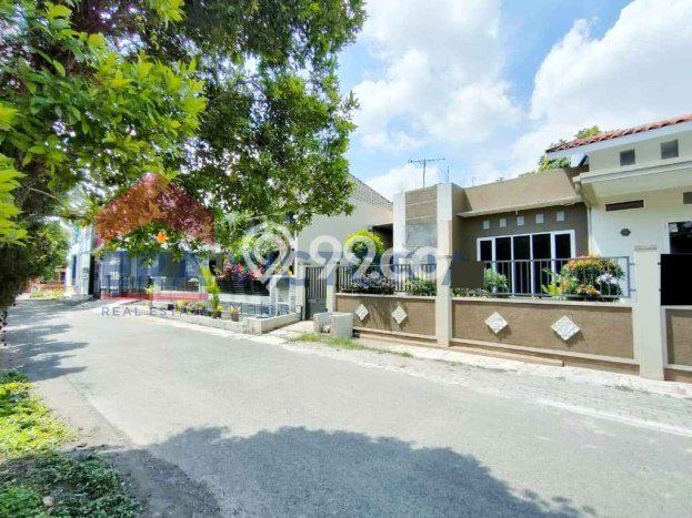 SEGERA MILIKI! Rumah di Lowokwaru, Malang, Luas 222m2m² LB 110m2m² SEGERA MILIKI! Rumah di Lowokwaru, Malang, Luas 222m2m² LB 110m2m²
