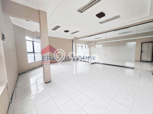 LOKASI STRATEGIS! Ruko For Rent di Klojen, Luas 300m², Kawasan Berkembang LOKASI STRATEGIS! Ruko For Rent di Klojen, Luas 300m², Kawasan Berkembang