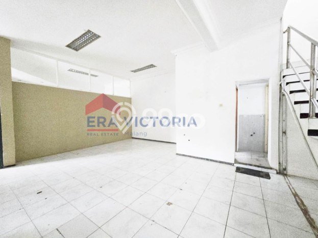LOKASI STRATEGIS! Ruko For Rent di Klojen, Luas 300m², Kawasan Berkembang LOKASI STRATEGIS! Ruko For Rent di Klojen, Luas 300m², Kawasan Berkembang