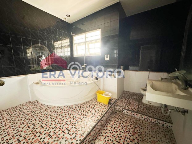 Ready to Use! Luxury House LT 699m2 Desain Elegan di Sulfat Ready to Use! Luxury House LT 699m2 Desain Elegan di Sulfat