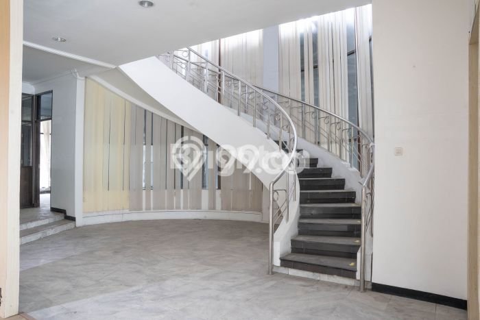 Dijual Rumah Mewah Elegan Dengan View Eksklusif di Jemursari, Surabaya Dijual Rumah Mewah Elegan Dengan View Eksklusif di Jemursari, Surabaya