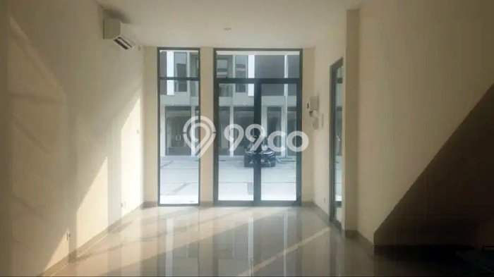 LOKASI BISNIS! Ruko For Rent Kawasan , Luas 100m2m², Area Utama LOKASI BISNIS! Ruko For Rent Kawasan , Luas 100m2m², Area Utama