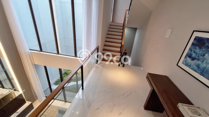 Rumah Mewah LB 241m2 Siap Pakai Desain Elegan di Pantai Mutiara, Jakarta Utara Rumah Mewah LB 241m2 Siap Pakai Desain Elegan di Pantai Mutiara, Jakarta Utara