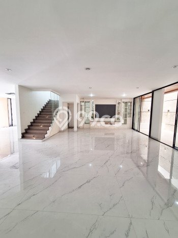 Ready to Use! Premium House LT 200m2 Desain Elegan di Muara Karang Ready to Use! Premium House LT 200m2 Desain Elegan di Muara Karang