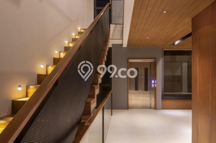 Ready to Use! Luxury House LT 224m2 Desain Modern di Kemang Ready to Use! Luxury House LT 224m2 Desain Modern di Kemang